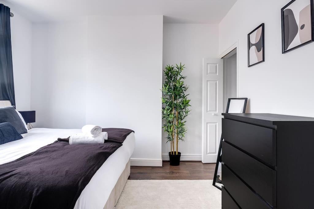 Cozy Nook-hot Tub, Sleeps 8, Free Parking, Netflix