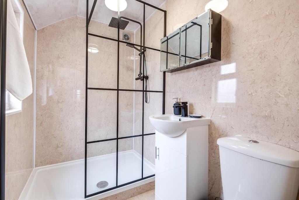 Holiday home Cozy Nook-hot Tub, Sleeps 8, Free Parking, Netflix