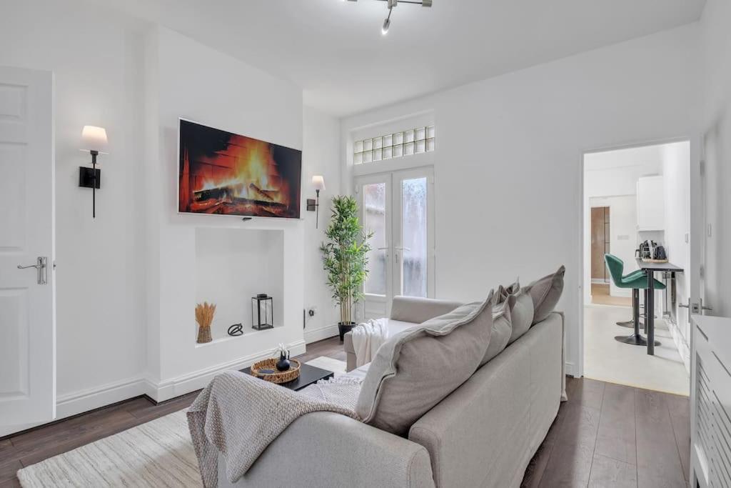 Cozy Nook-hot Tub, Sleeps 8, Free Parking, Netflix *