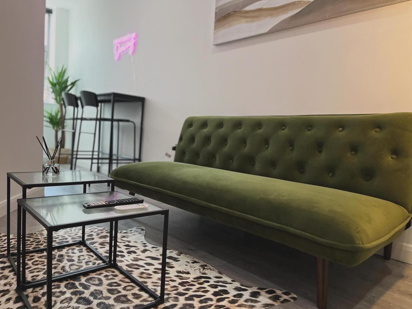 Groovy Central King Suite - Free Gym! *