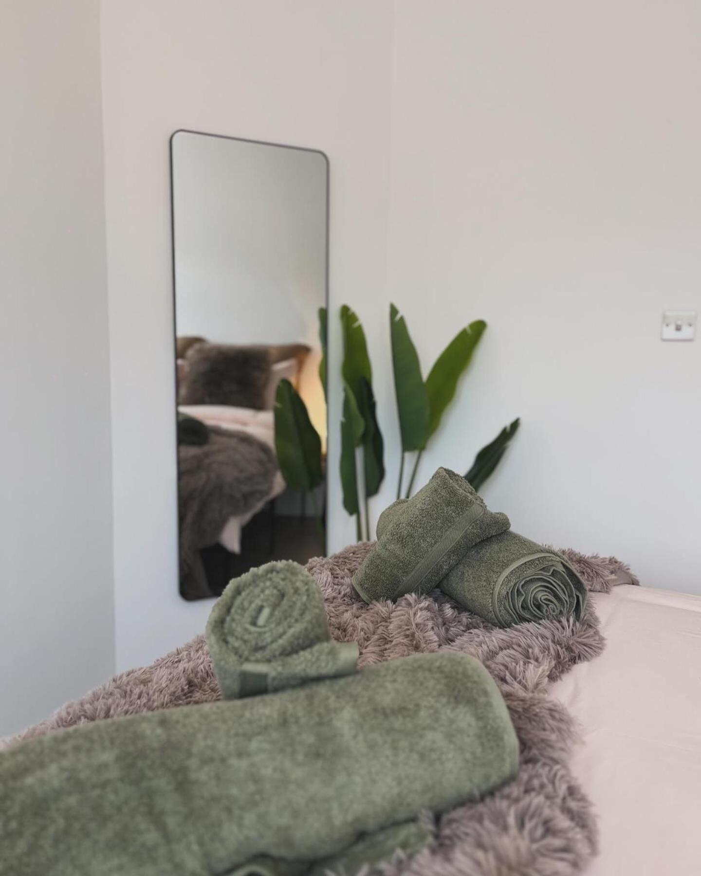 Apartment Groovy Central King Suite - Free Gym!