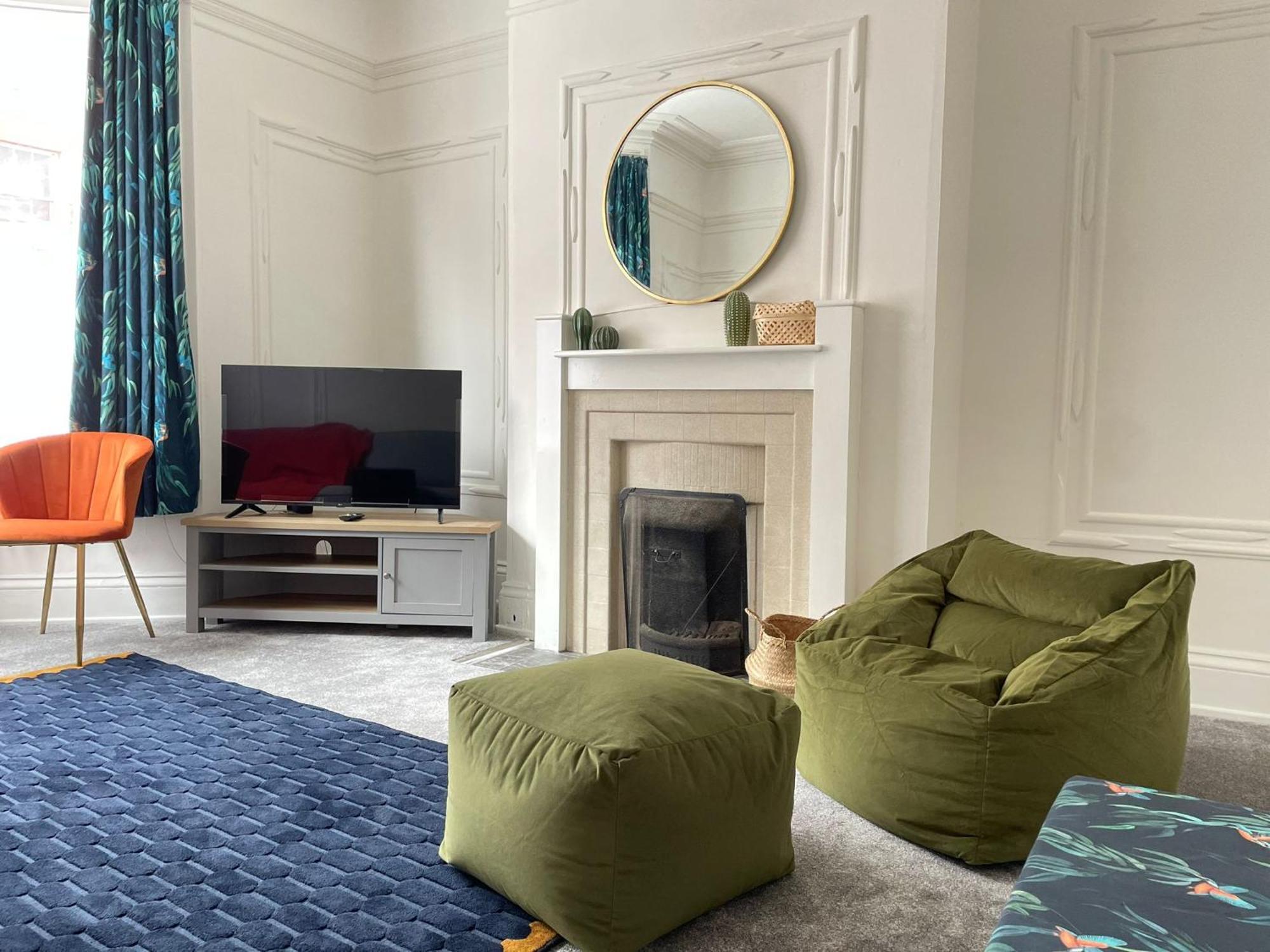 Spacious Victorian For 10 Across Royal Infirmary With Free Parking Holiday home Leicester
