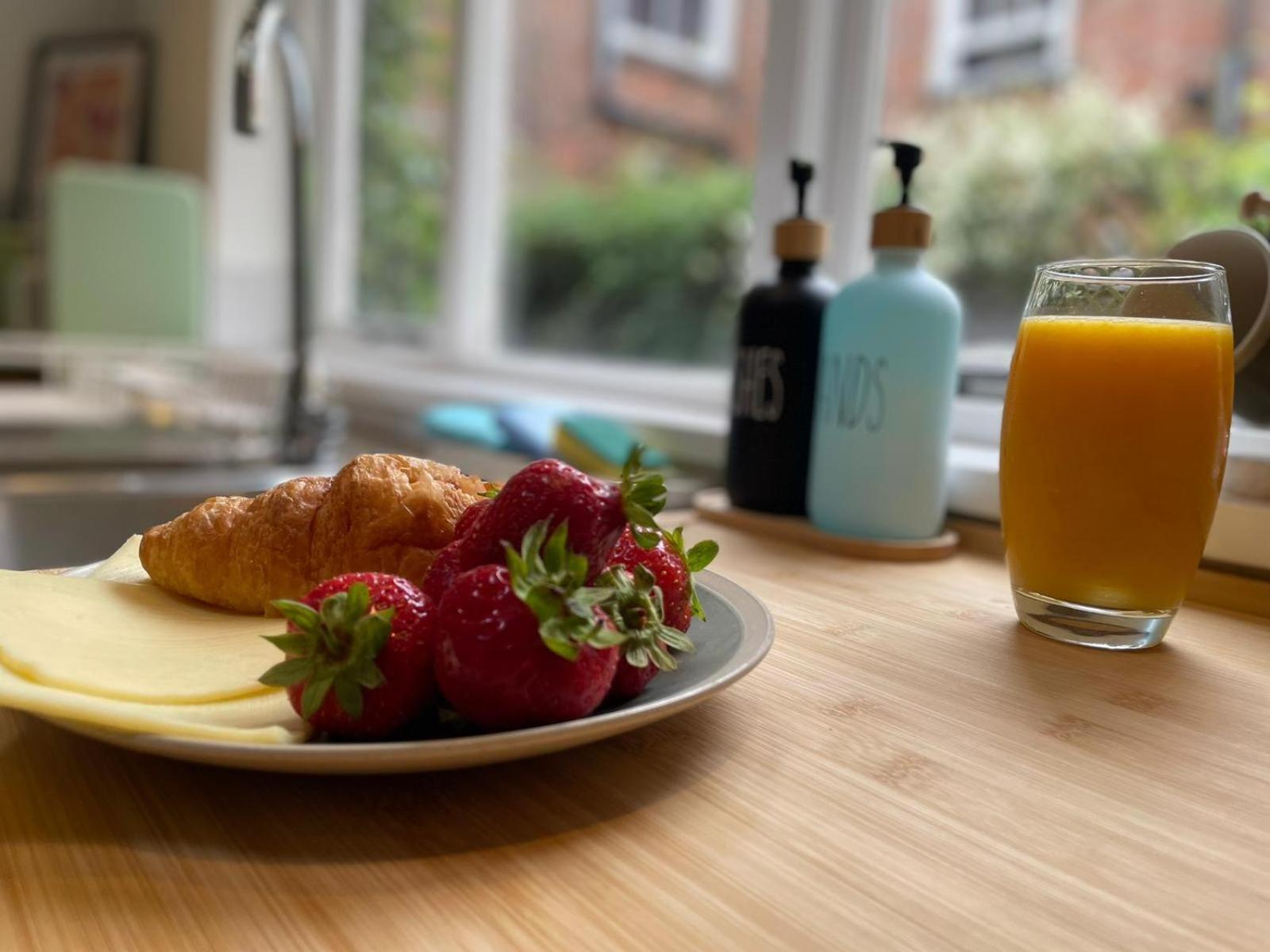 Spacious Victorian For 10 Across Royal Infirmary With Free Parking Holiday home Leicester
