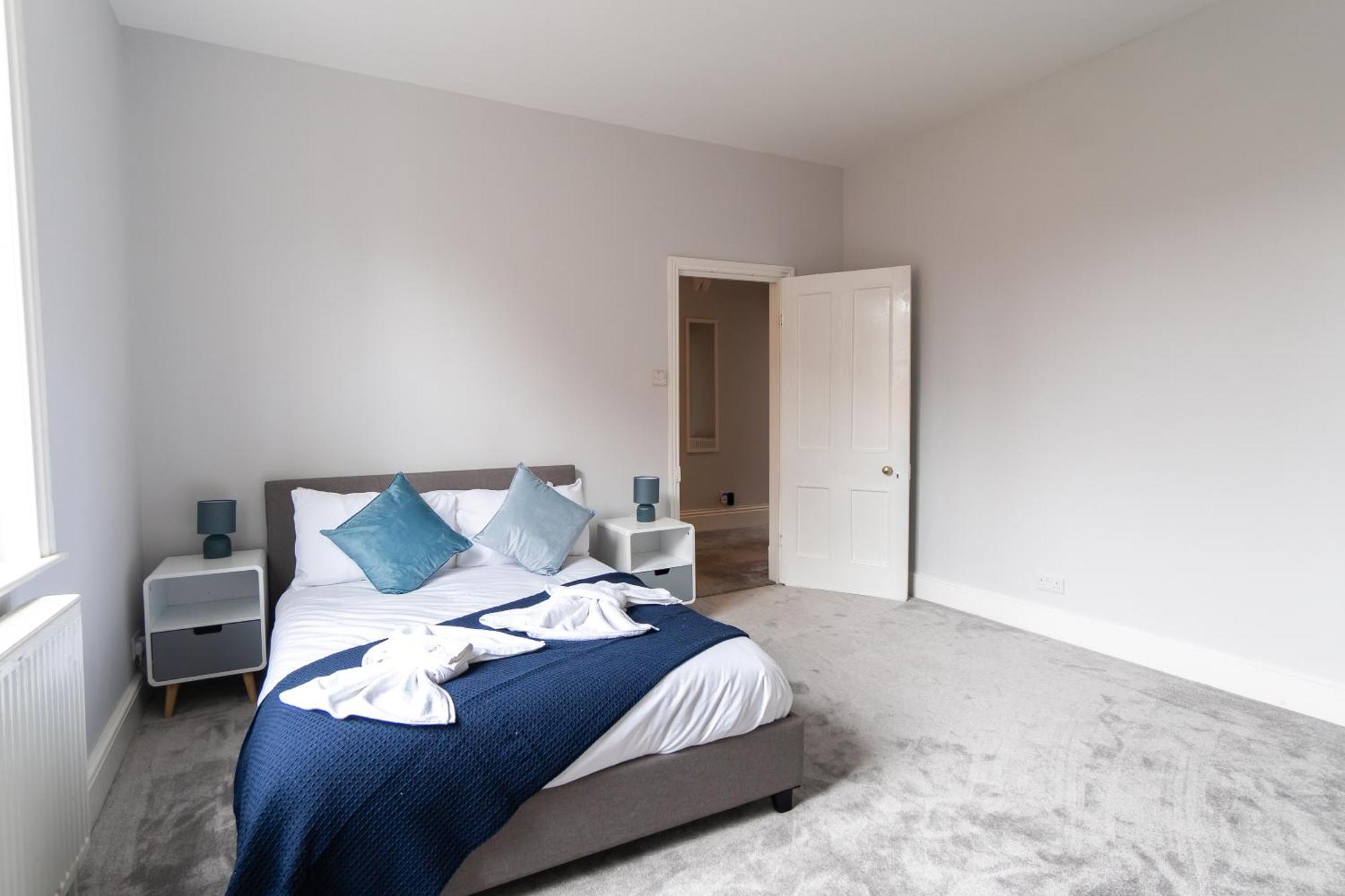 Spacious Victorian For 10 Across Royal Infirmary With Free Parking *