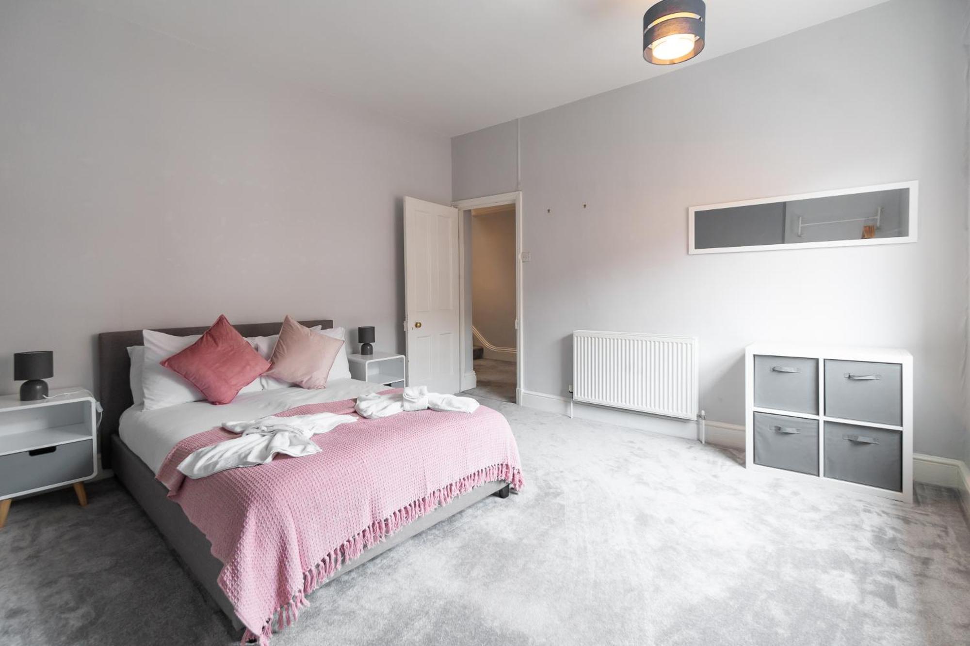 Spacious Victorian For 10 Across Royal Infirmary With Free Parking