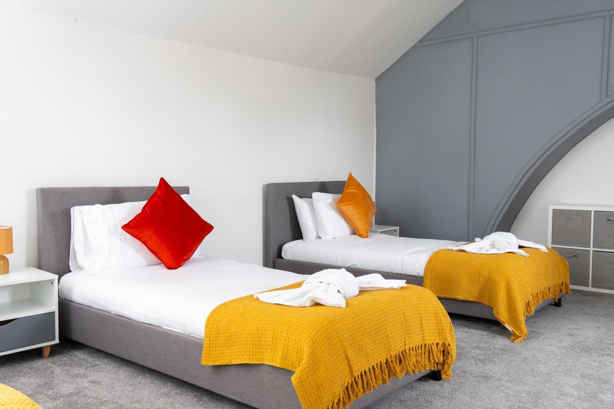 Spacious Victorian For 10 Across Royal Infirmary With Free Parking Holiday home