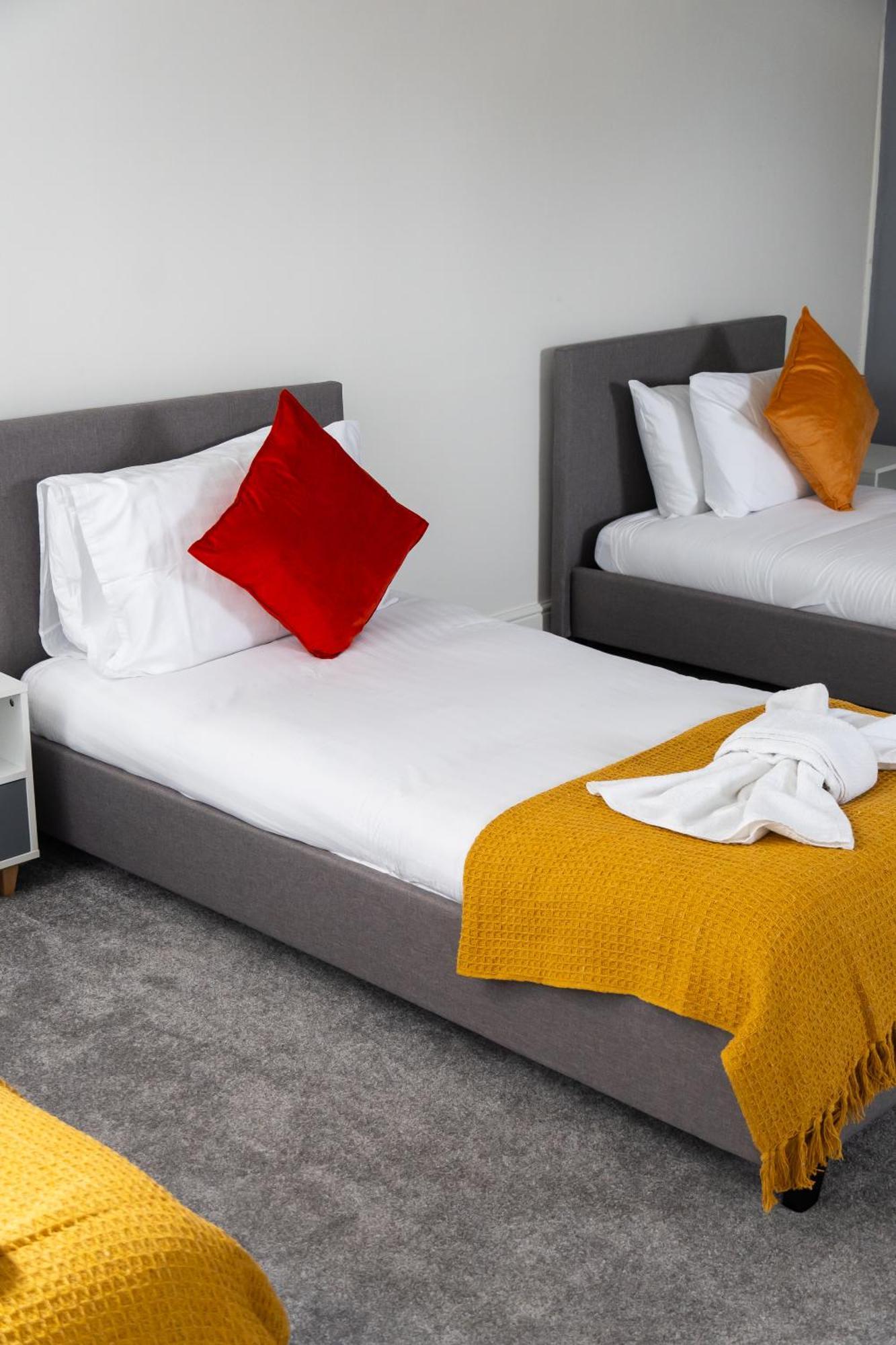 Spacious Victorian For 10 Across Royal Infirmary With Free Parking *