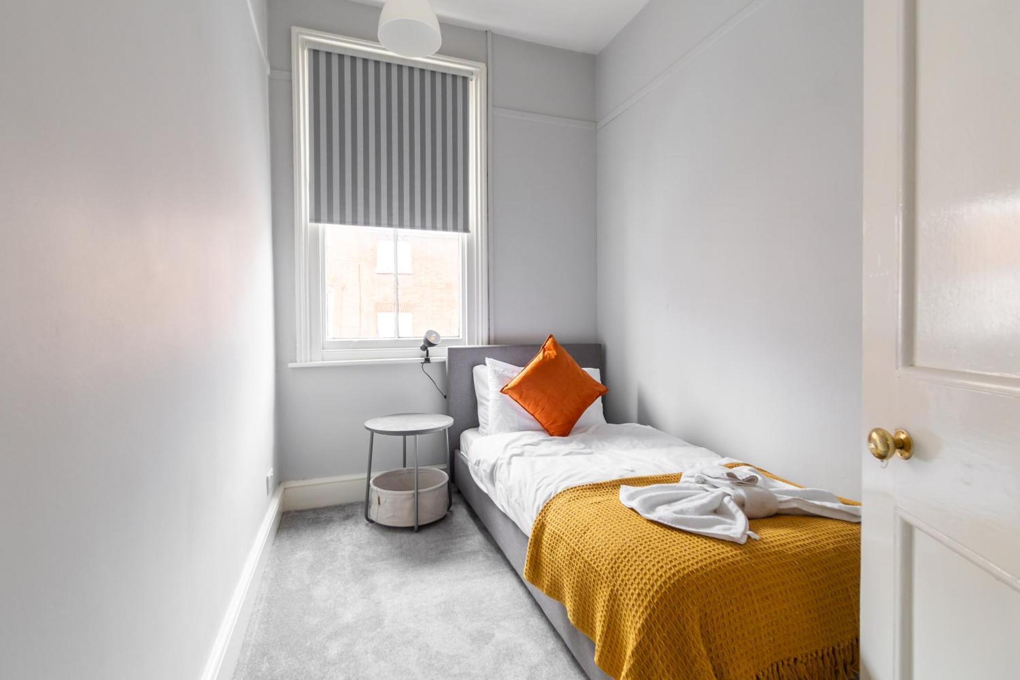 Spacious Victorian For 10 Across Royal Infirmary With Free Parking Leicester