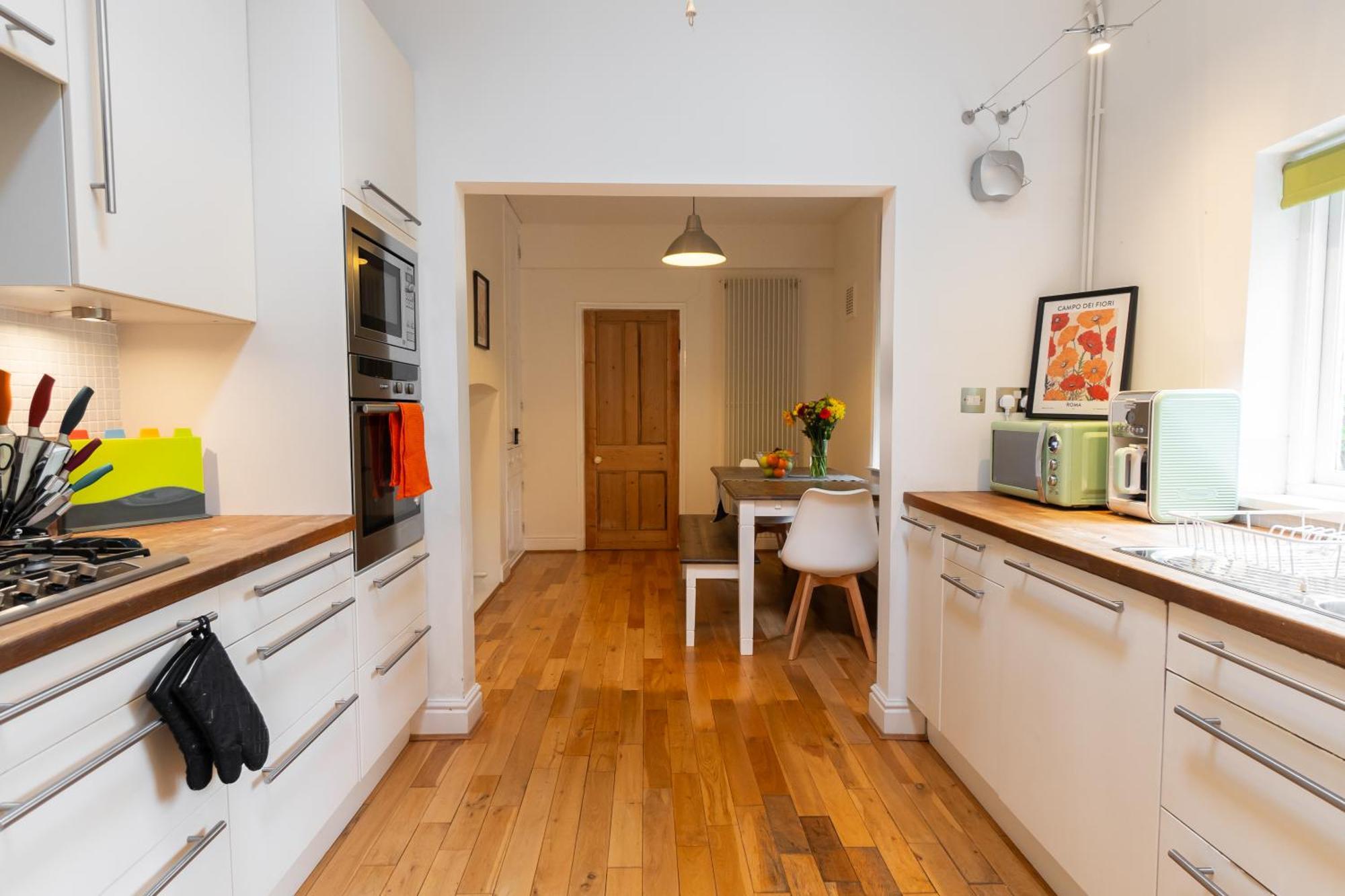 Spacious Victorian For 10 Across Royal Infirmary With Free Parking Holiday home Leicester