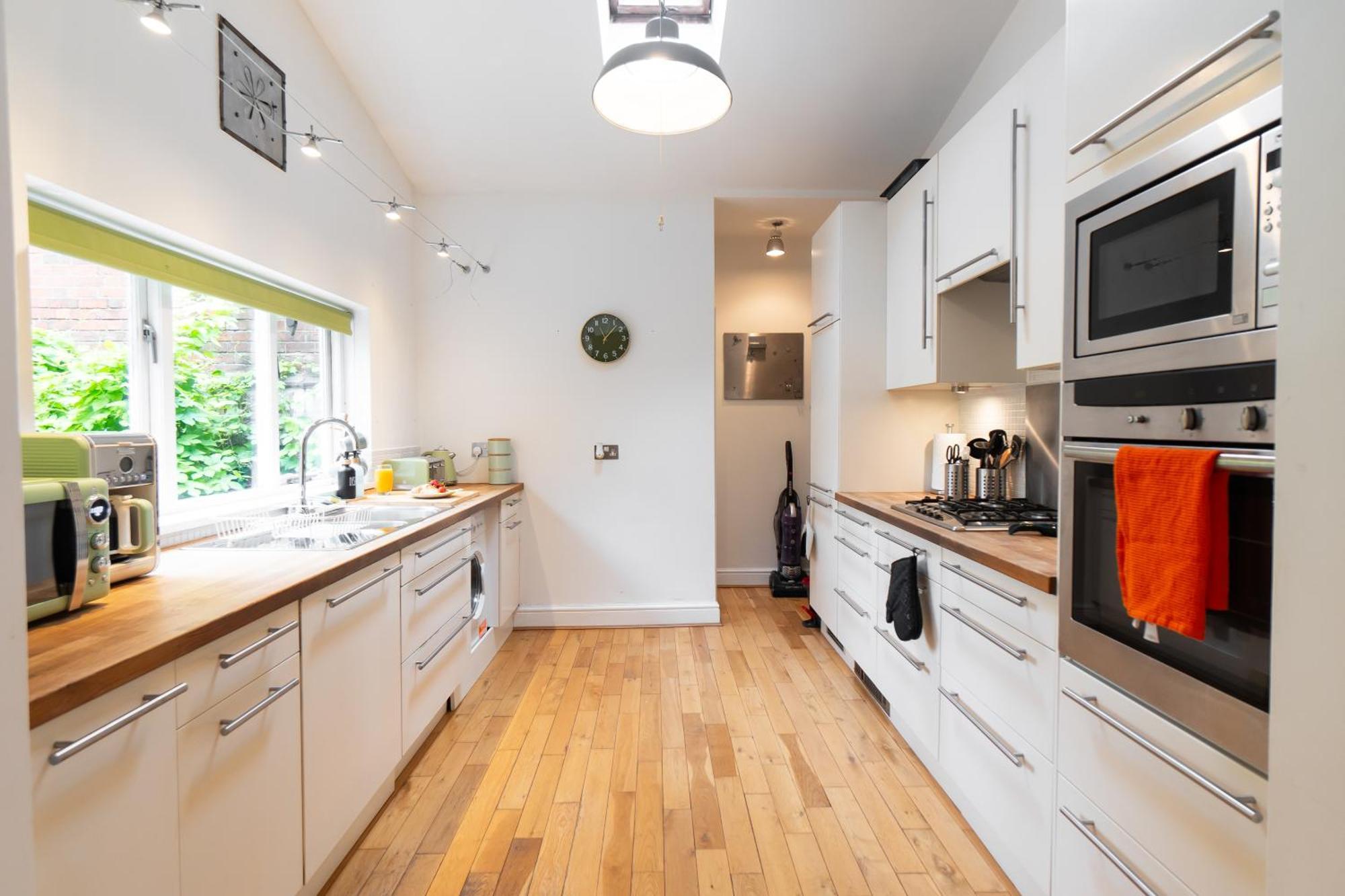 Spacious Victorian For 10 Across Royal Infirmary With Free Parking *