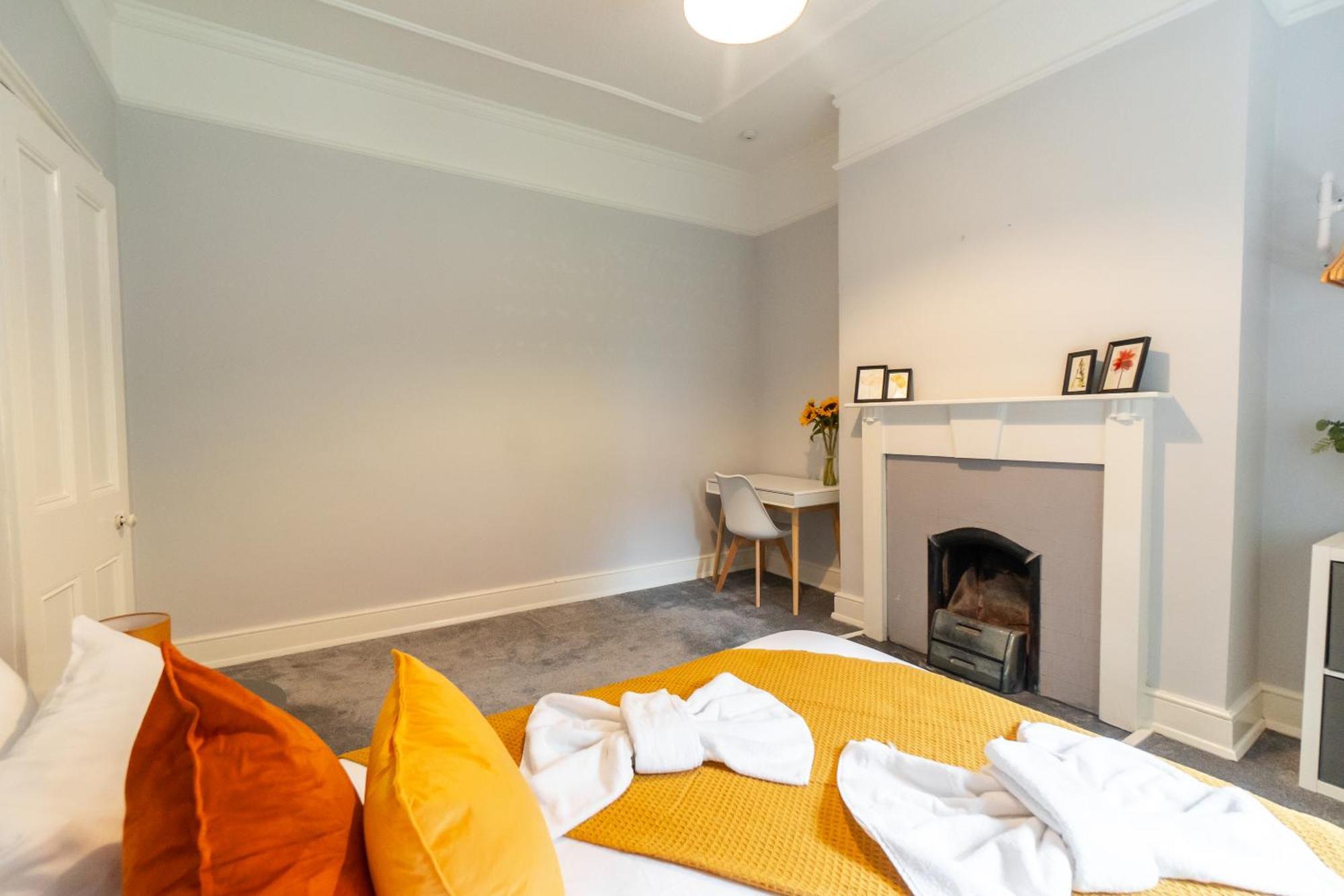Spacious Victorian For 10 Across Royal Infirmary With Free Parking Holiday home