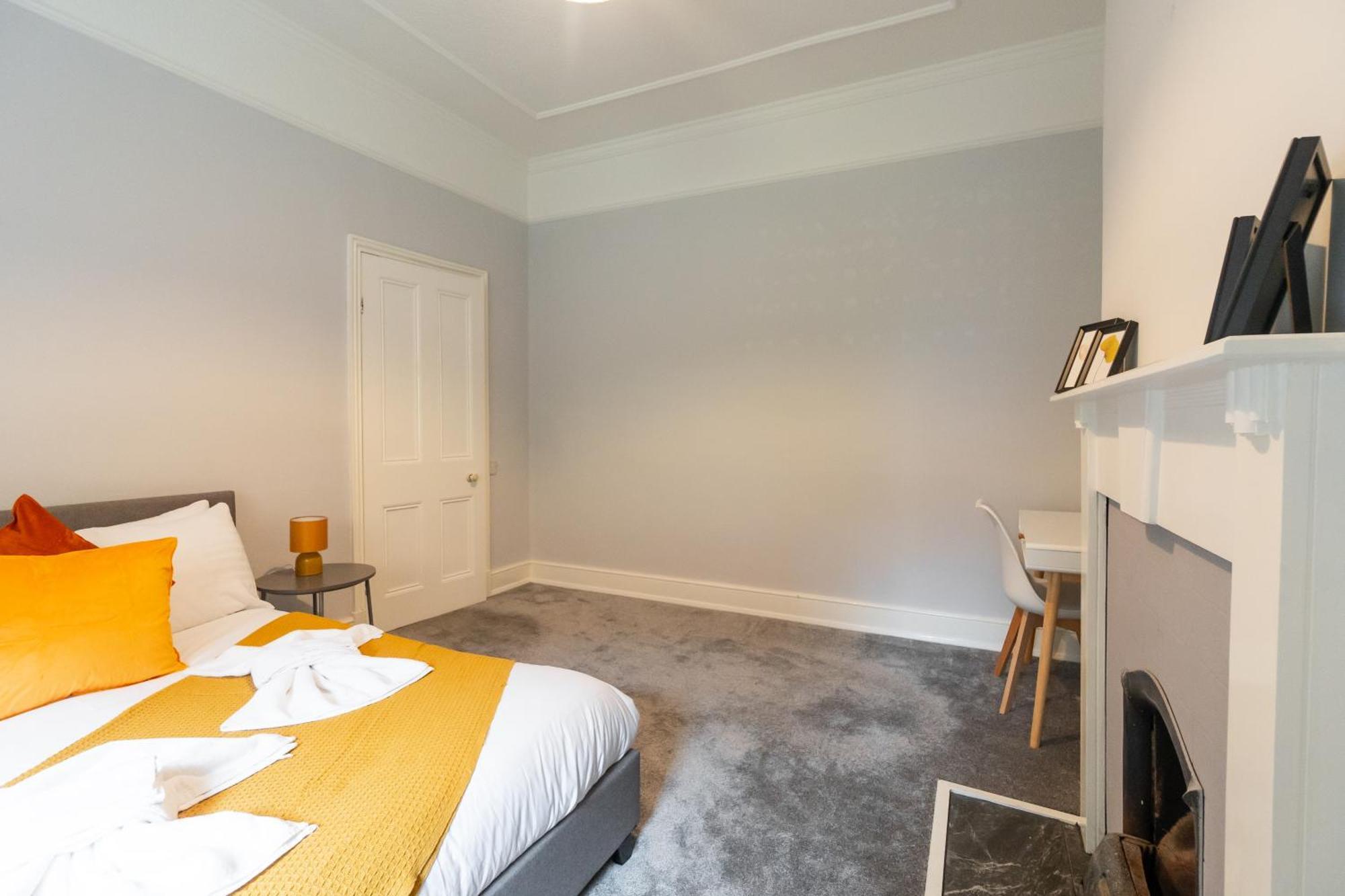 Spacious Victorian For 10 Across Royal Infirmary With Free Parking Holiday home Leicester