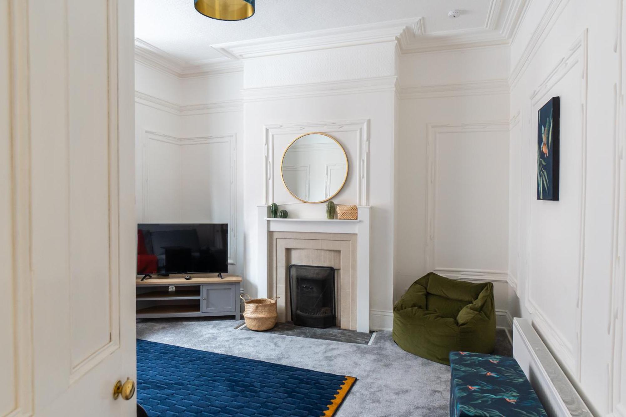 Spacious Victorian For 10 Across Royal Infirmary With Free Parking Holiday home Leicester