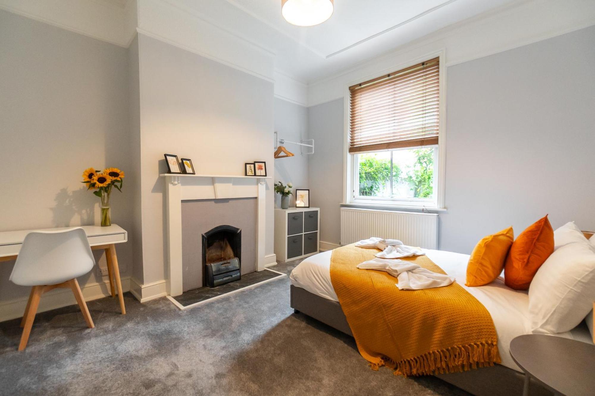 Spacious Victorian For 10 Across Royal Infirmary With Free Parking