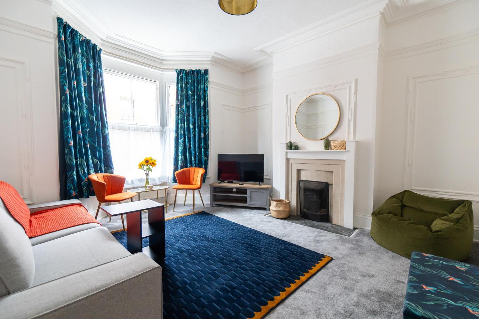 Spacious Victorian For 10 Across Royal Infirmary With Free Parking Holiday home Leicester