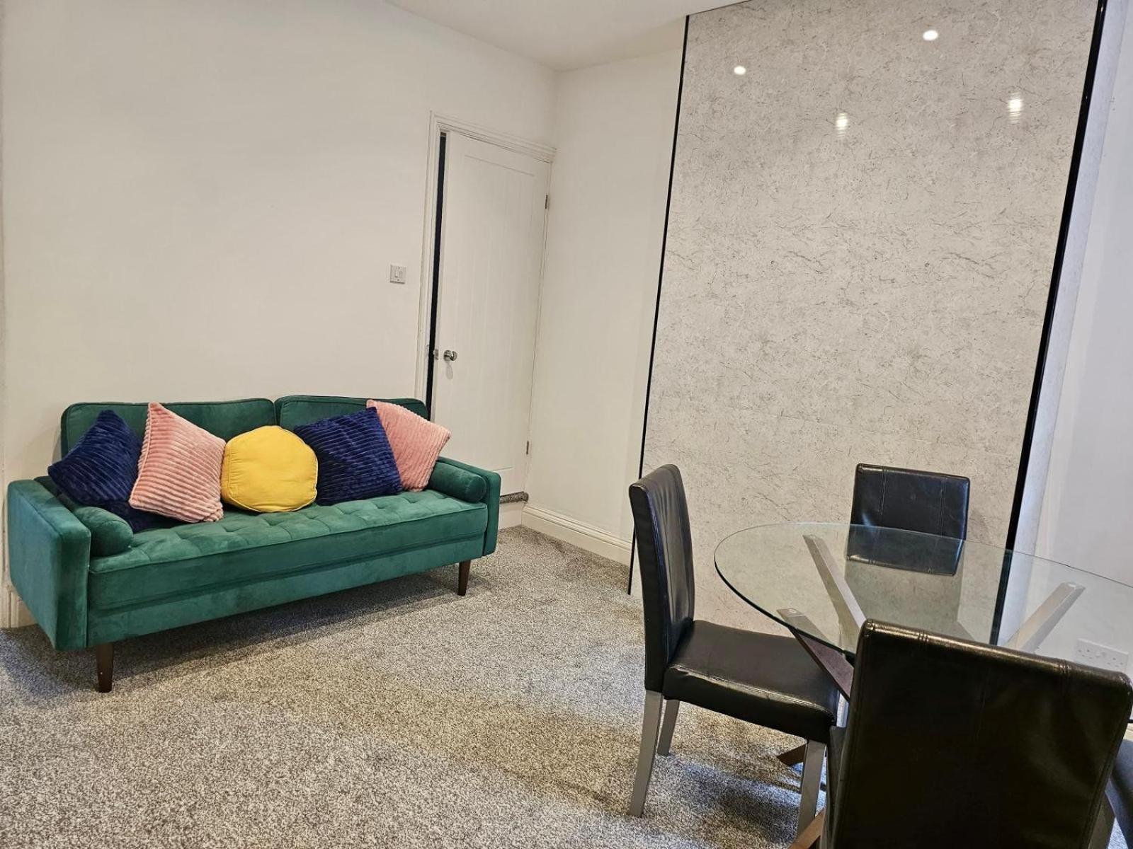 Housesleeps5-garden-freeparking-wifi-cityretreat Leicester