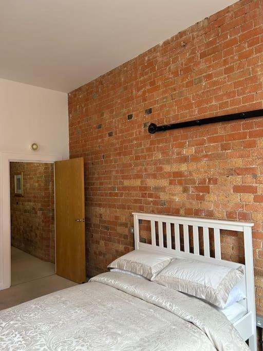 Centre Location Spacious Manhattan Style Flat Apartment