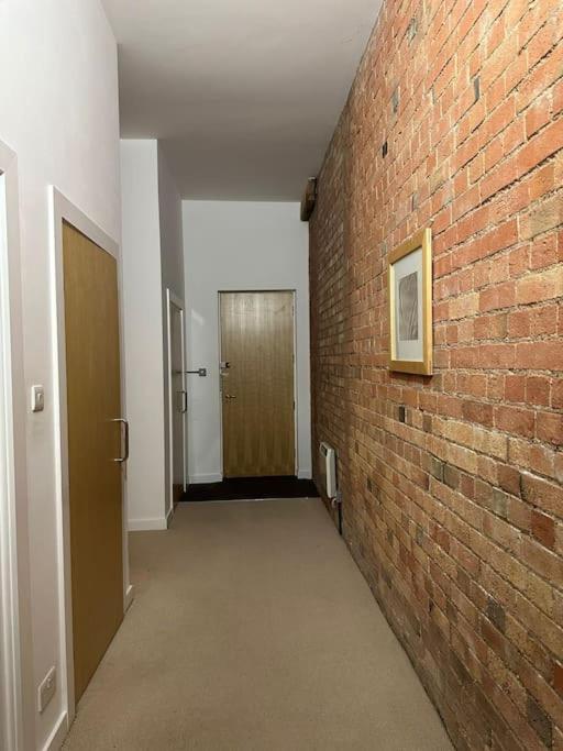 Centre Location Spacious Manhattan Style Flat