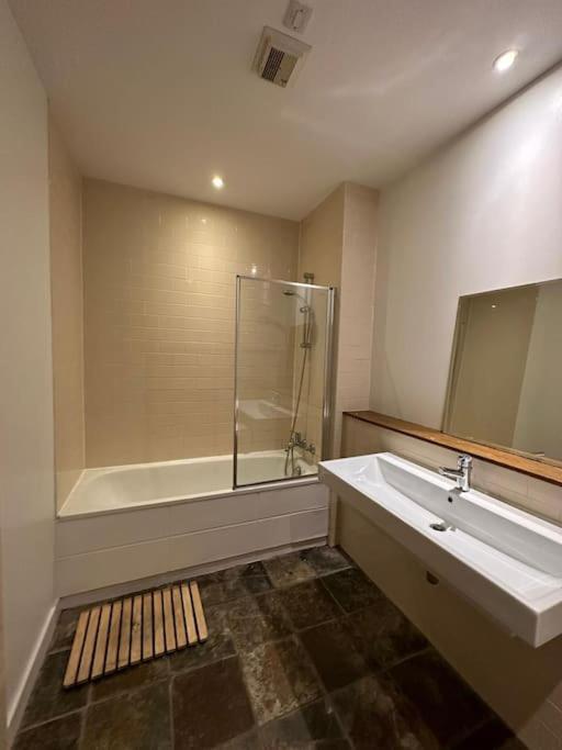 Centre Location Spacious Manhattan Style Flat Apartment