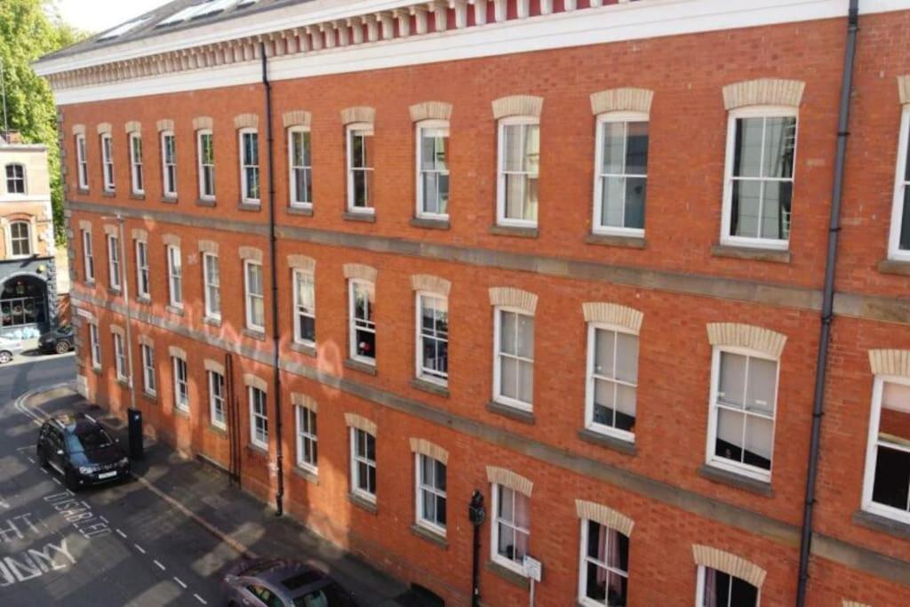 Centre Location Spacious Manhattan Style Flat Apartment