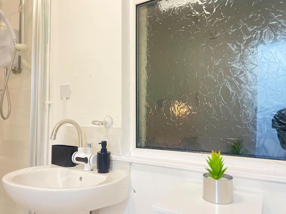 Apartment Near Royal Infirmary & Dmu *