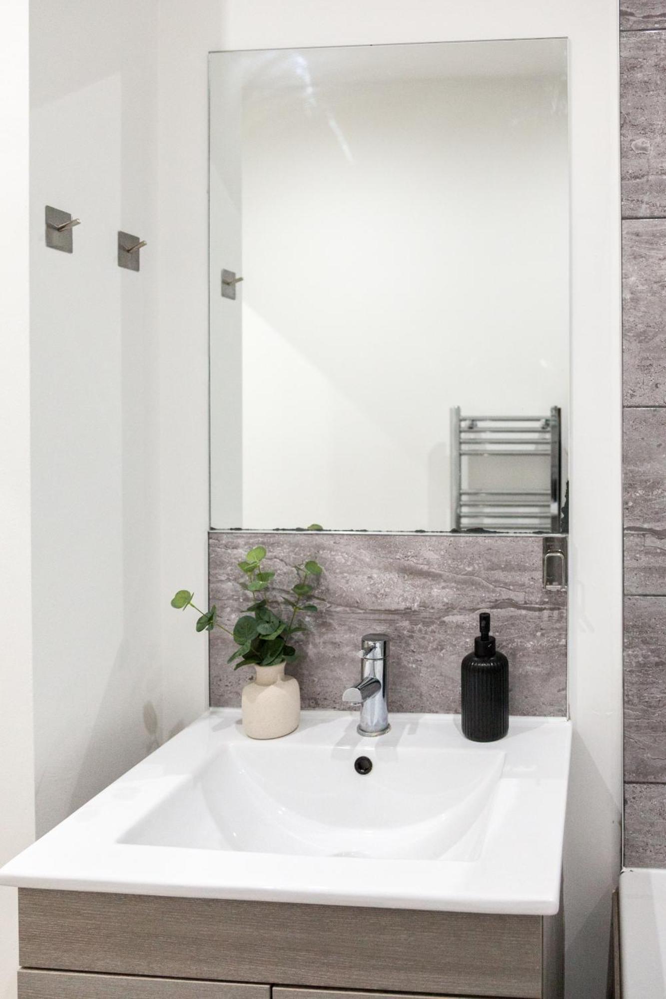 Opulent - 1 Bedroom Centre *