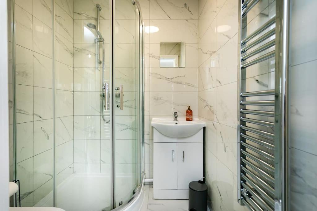 Last-minute Specials L 2 Bedroom Modern For 6 Guests In Centre With Free Parking By Oak Short Lets & Serviced Accommodatins *