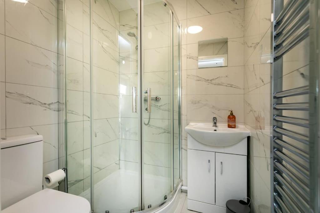 Last-minute Specials L 2 Bedroom Modern For 6 Guests In Centre With Free Parking By Oak Short Lets & Serviced Accommodatins Apartment