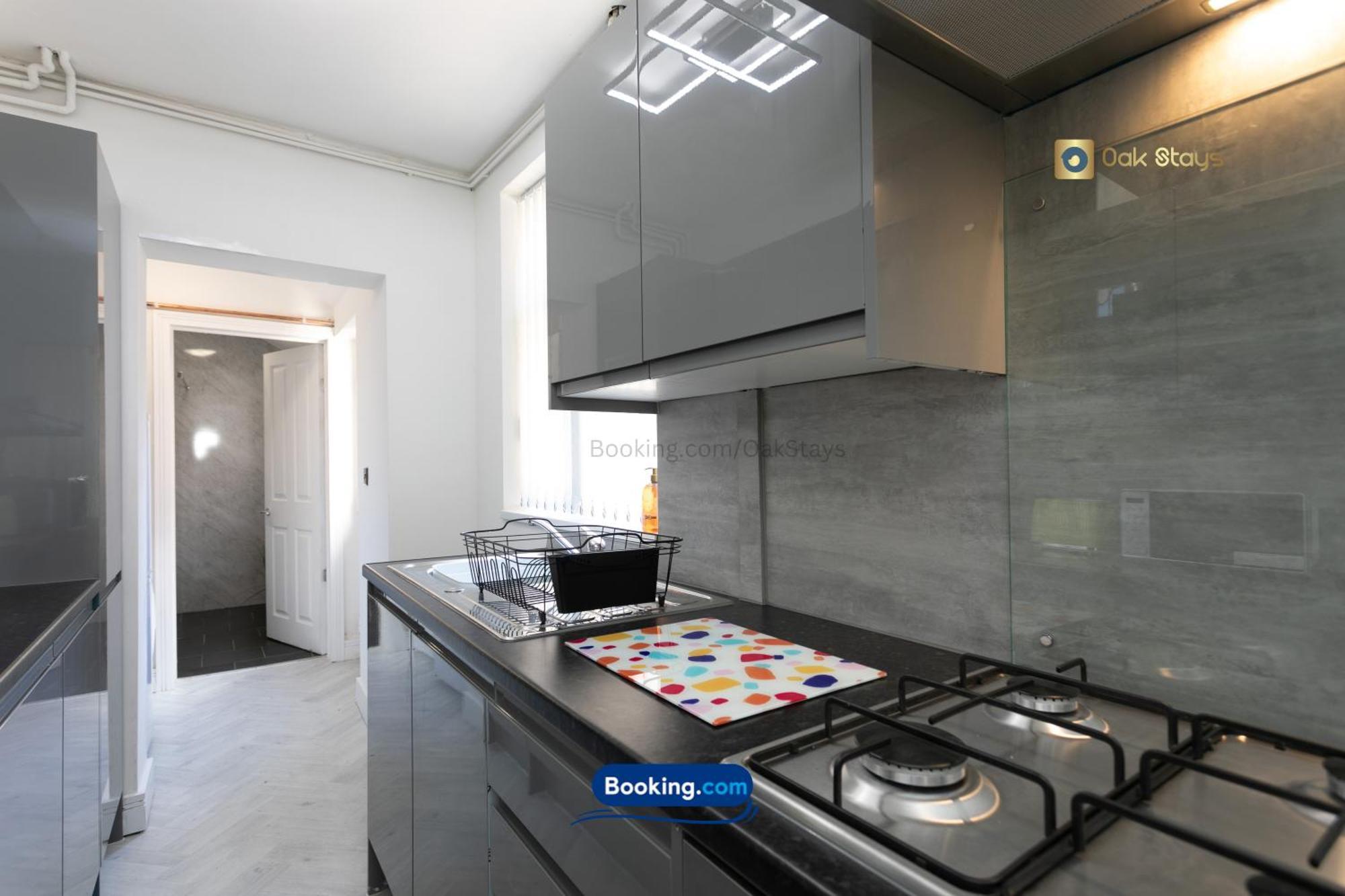 Apartment 30nights Special L 3 Bedroom Modern For 6 Guests In Centre With Free Parking By Oak Short Lets & Serviced Accommodatins *