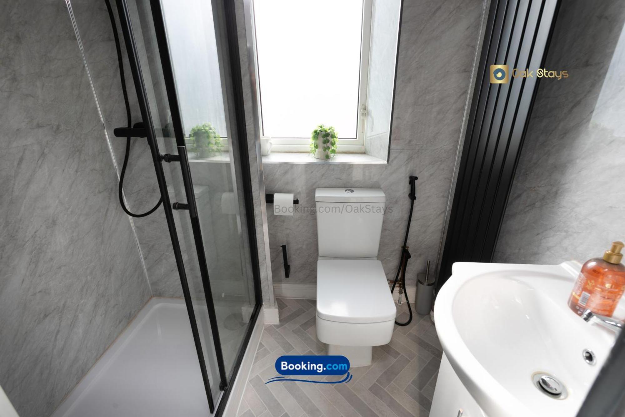 Apartment 30nights Special L 3 Bedroom Modern For 6 Guests In Centre With Free Parking By Oak Short Lets & Serviced Accommodatins