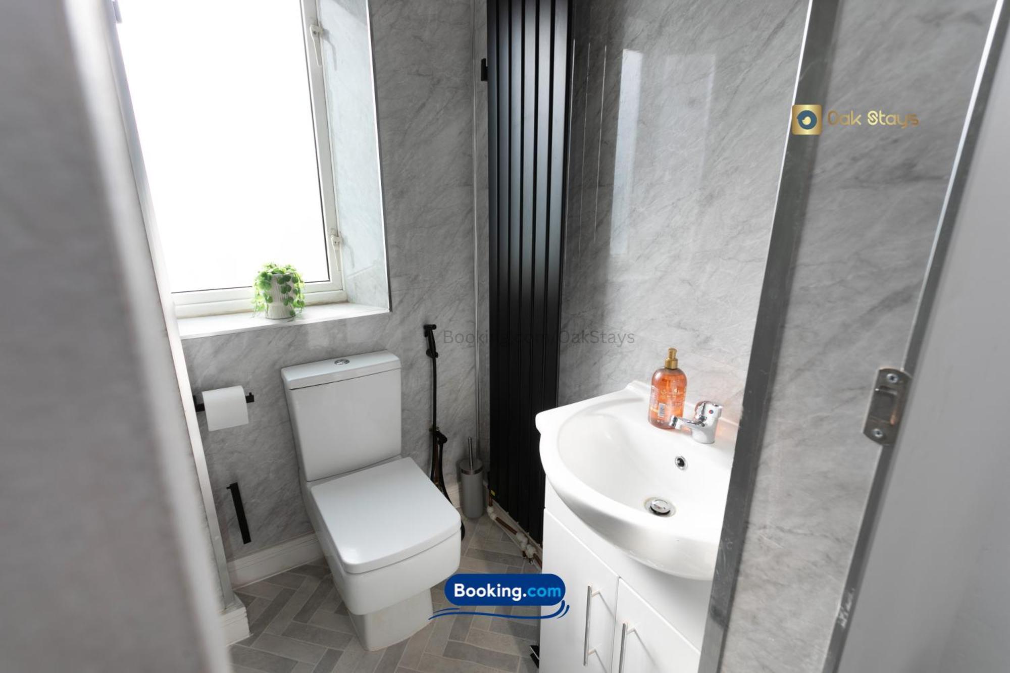 Apartment 30nights Special L 3 Bedroom Modern For 6 Guests In Centre With Free Parking By Oak Short Lets & Serviced Accommodatins *