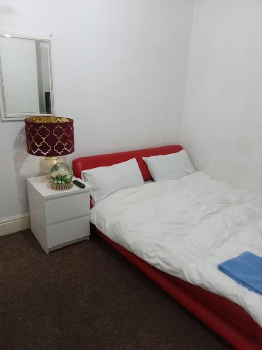 Three Double Bedrooms With Share Bathroom At La Belle Meuniere Apartment Leicester