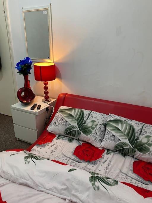 Three Double Bedrooms With Share Bathroom At La Belle Meuniere Leicester