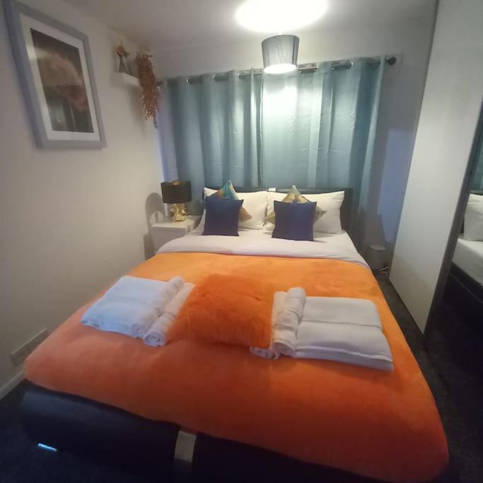 Golden Plush - Beautiful Luxury 3 Bed House In Holiday home Leicester
