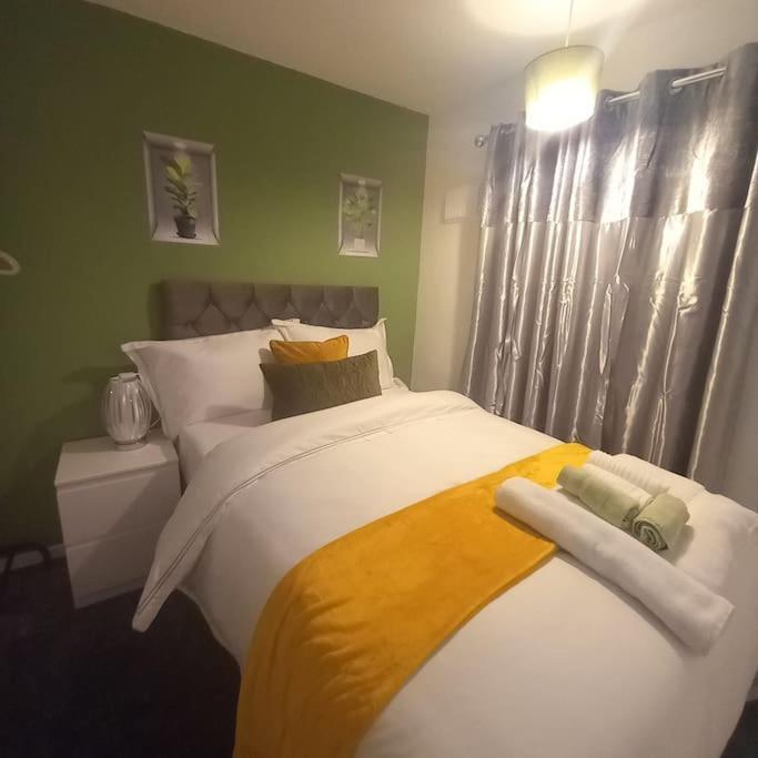 Golden Plush - Beautiful Luxury 3 Bed House In Holiday home Leicester