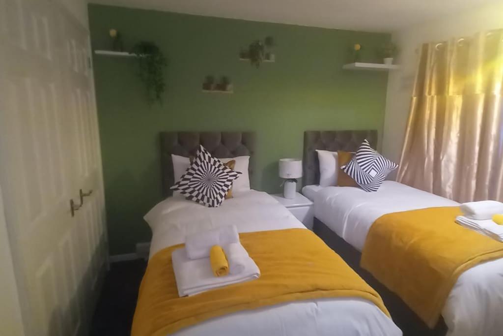Golden Plush - Beautiful Luxury 3 Bed House In * Leicester
