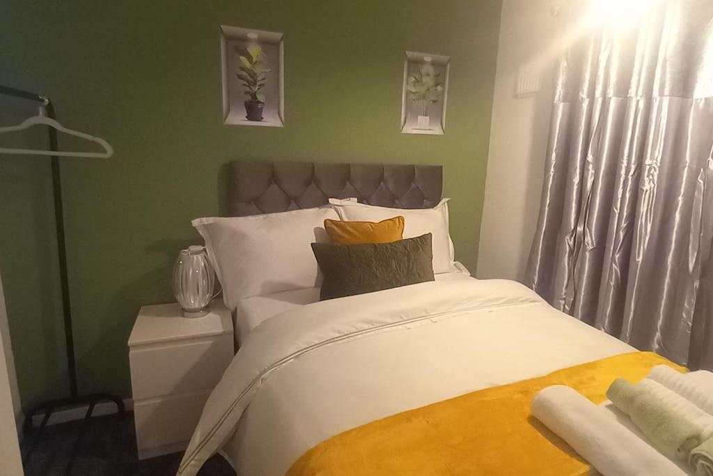 Golden Plush - Beautiful Luxury 3 Bed House In *