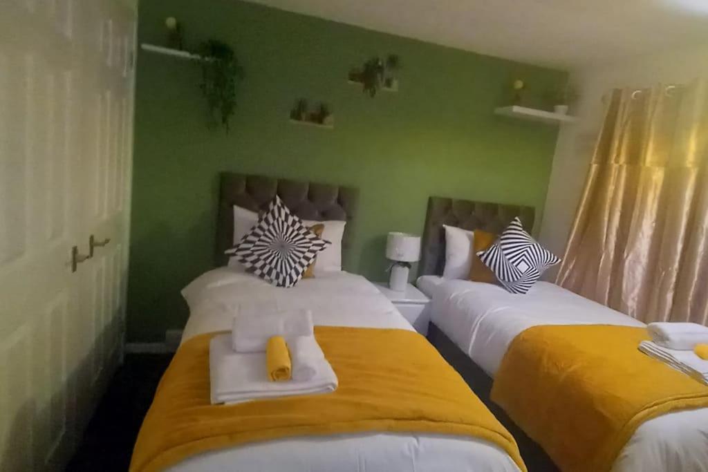 Golden Plush - Beautiful Luxury 3 Bed House In