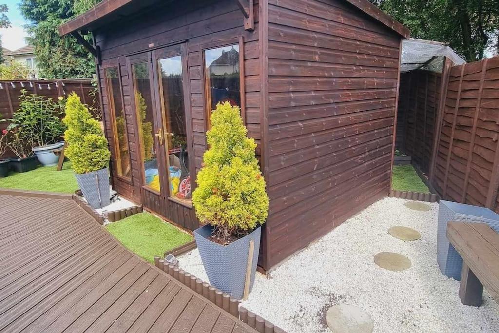 Golden Plush - Beautiful Luxury 3 Bed House In
