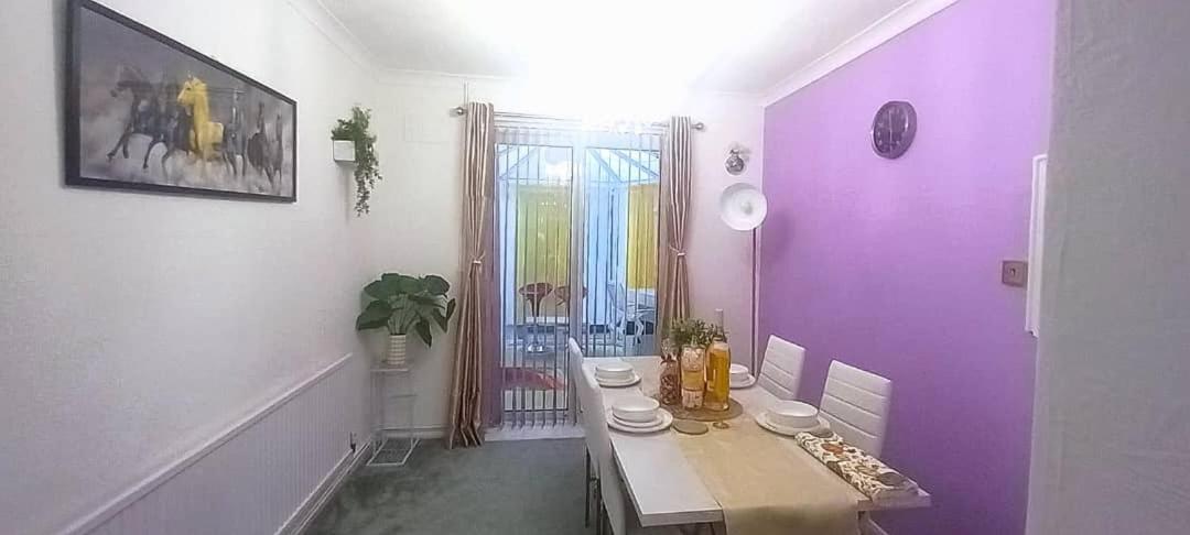 Golden Plush - Beautiful Luxury 3 Bed House In *
