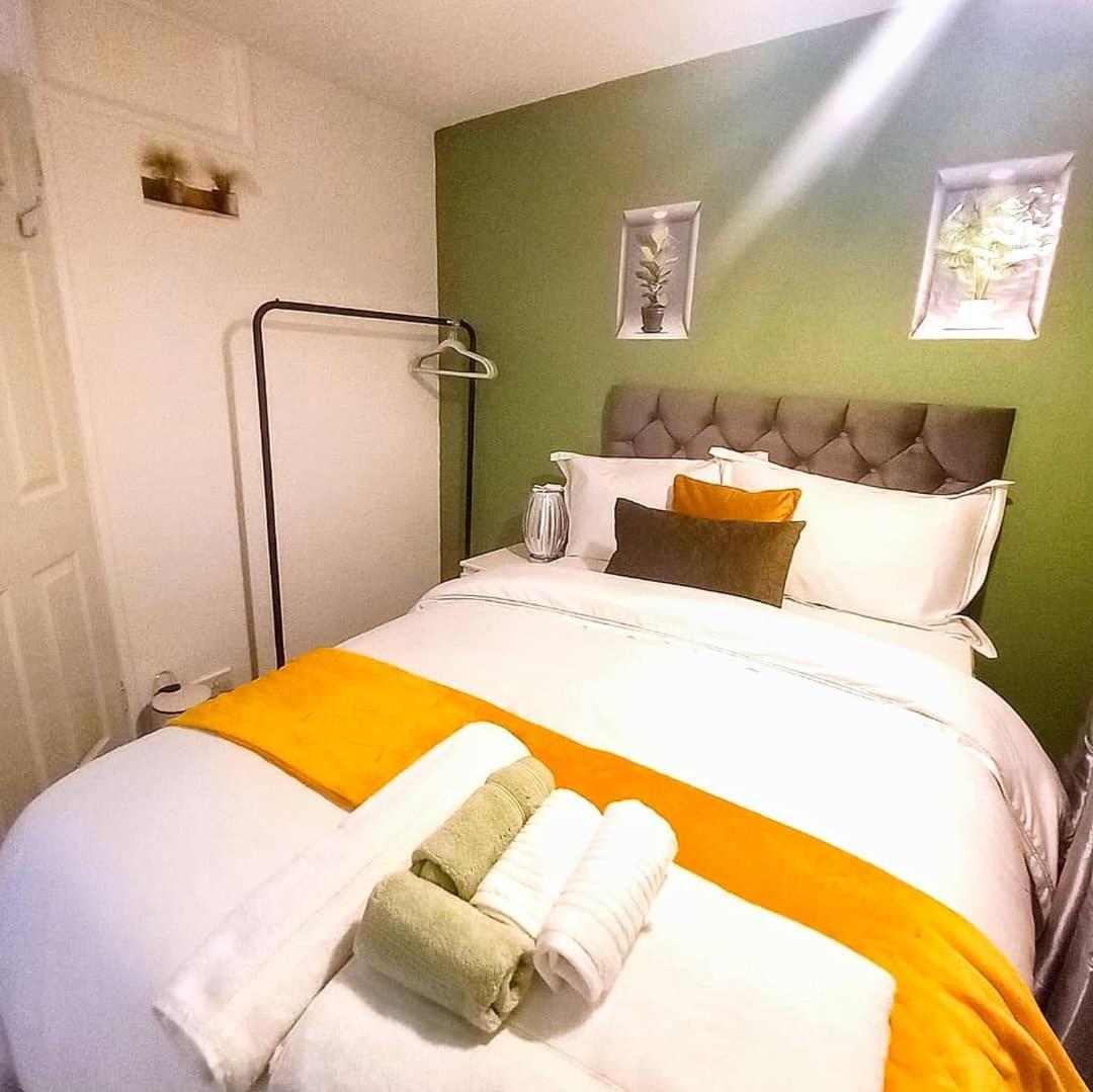 Golden Plush - Beautiful Luxury 3 Bed House In *