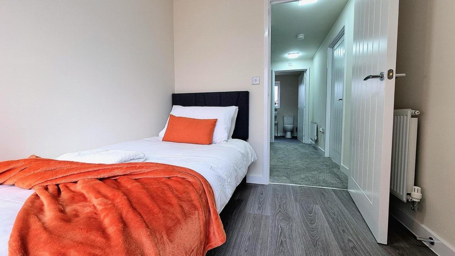 Modern New Build 3-storey With Parking Near Centre Holiday home Leicester