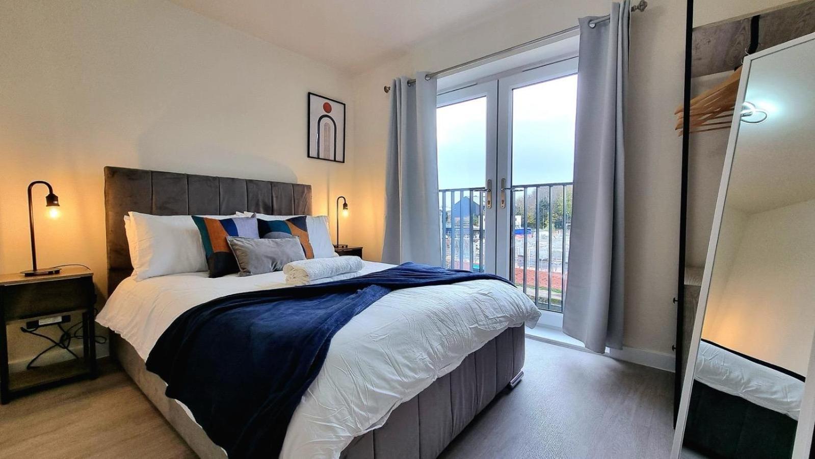 Modern New Build 3-storey With Parking Near Centre