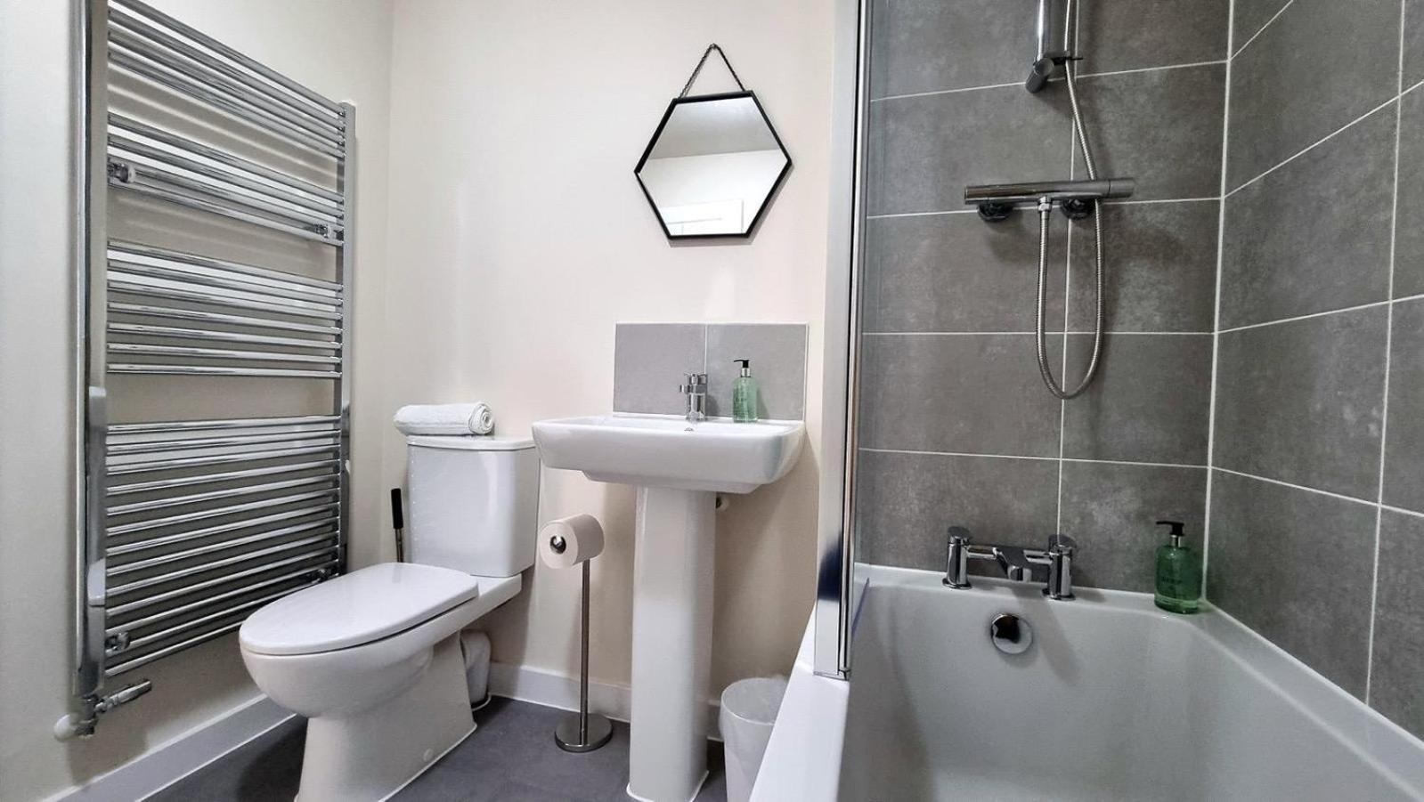 Modern New Build 3-storey With Parking Near Centre Holiday home Leicester