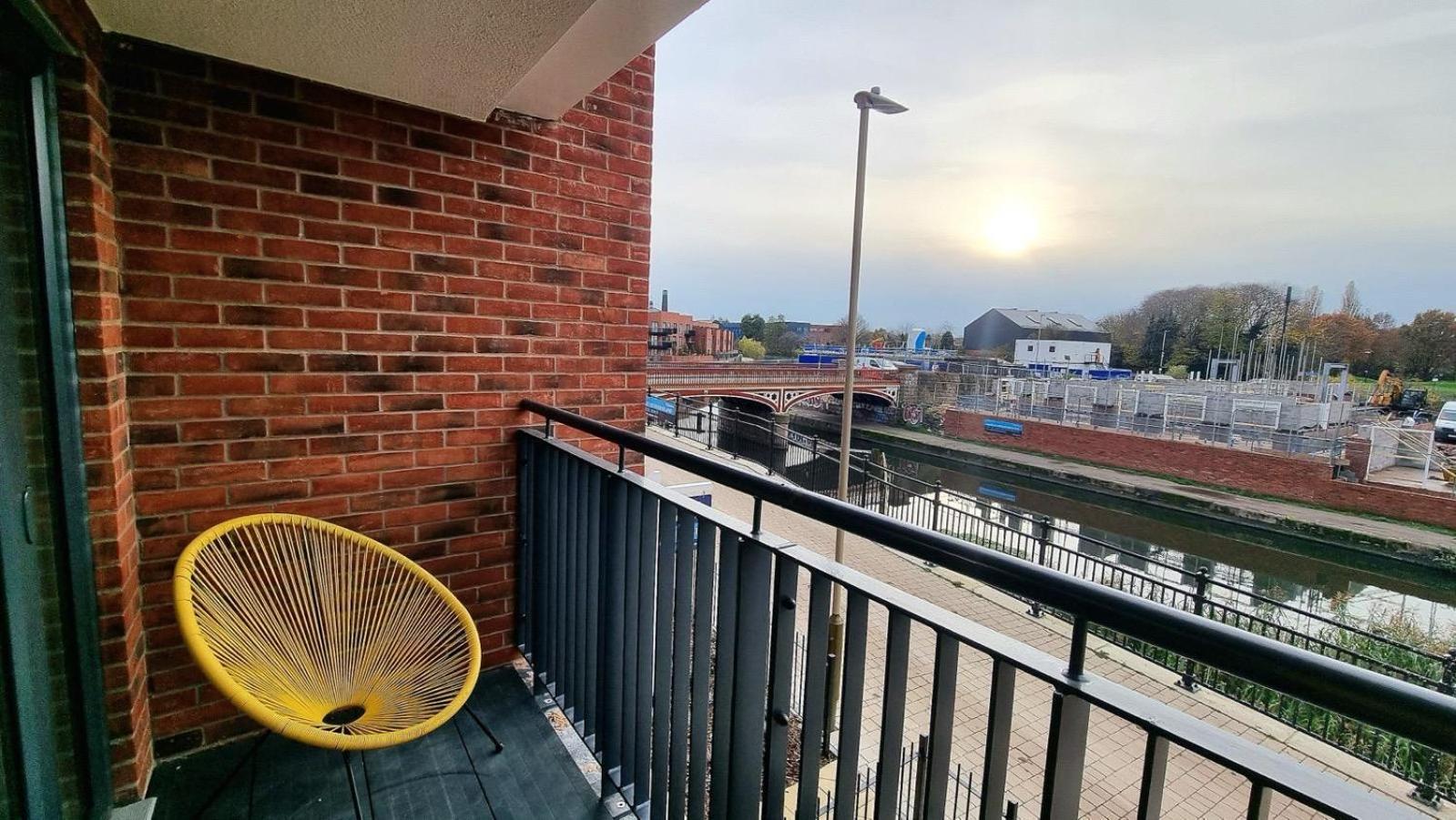 Modern New Build 3-storey With Parking Near Centre Holiday home *