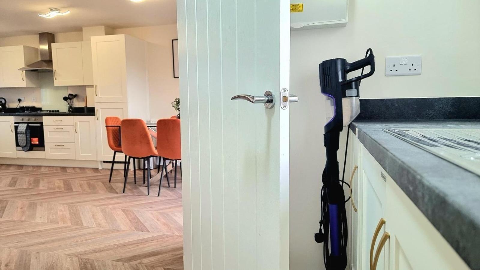 Modern New Build 3-storey With Parking Near Centre * Leicester