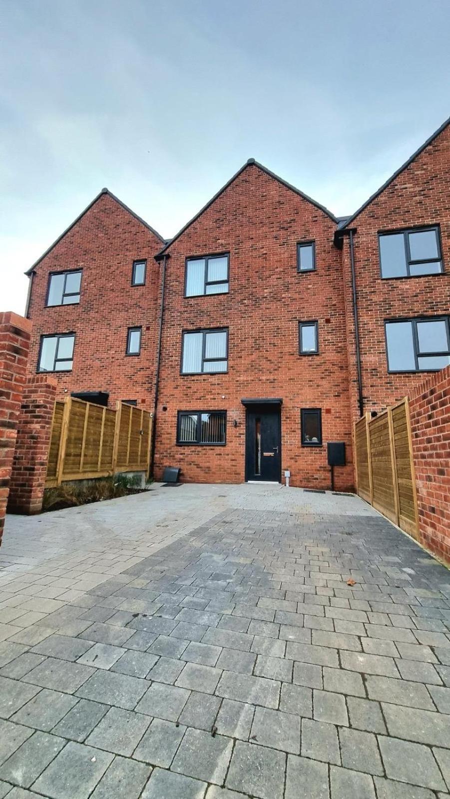 Modern New Build 3-storey With Parking Near Centre Holiday home