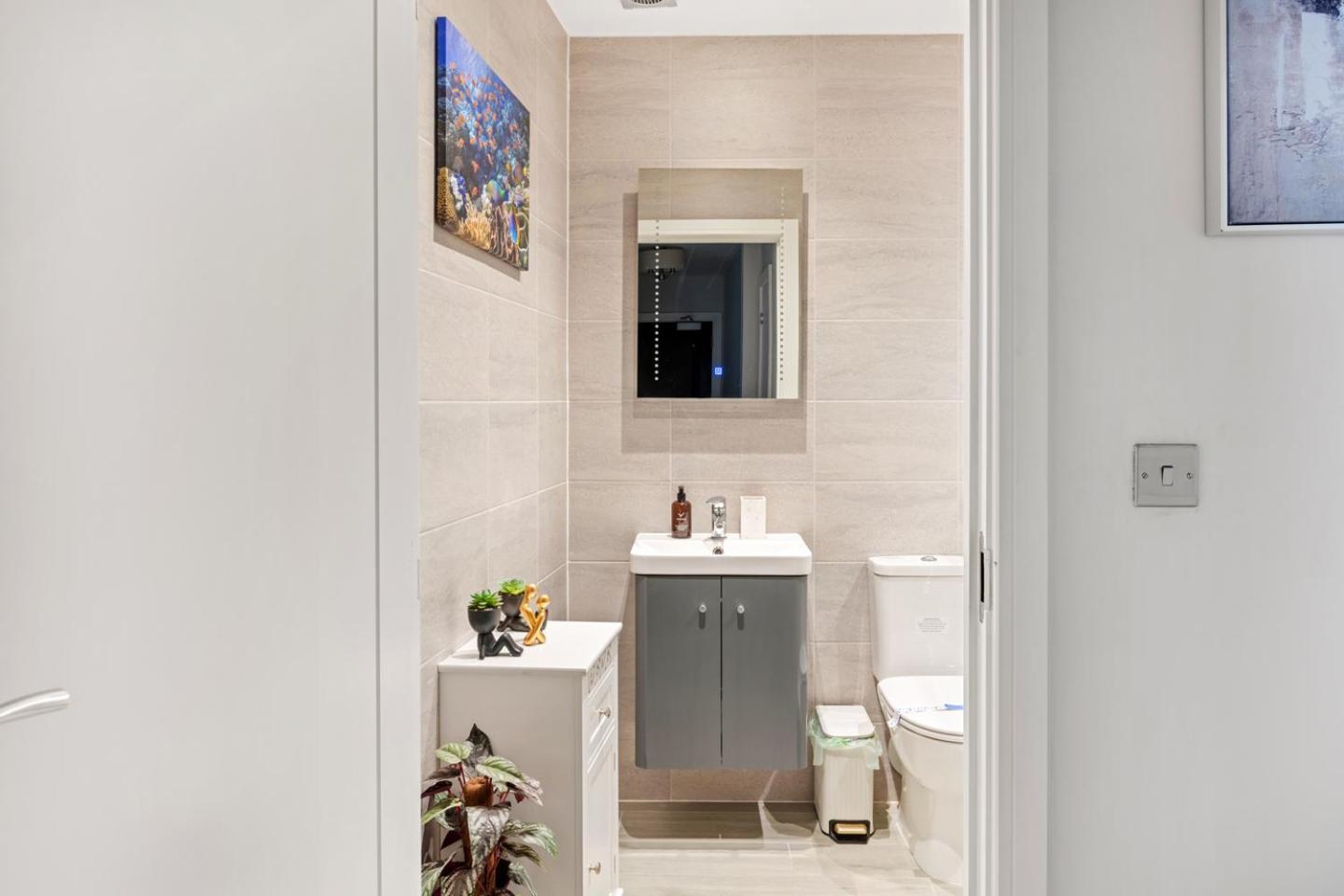 Luxurious Flat At Town *