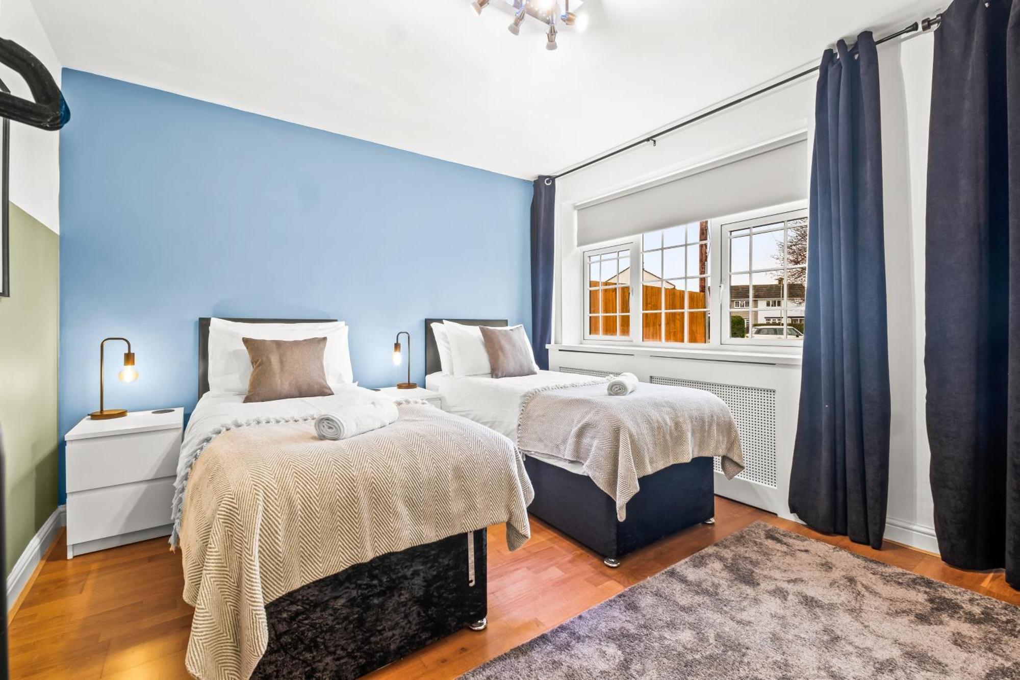 Inspira - Stunning Large Modern House - 3-car Driveway - Ps4 & Table Football - Huge Kitchen Apartment Leicester
