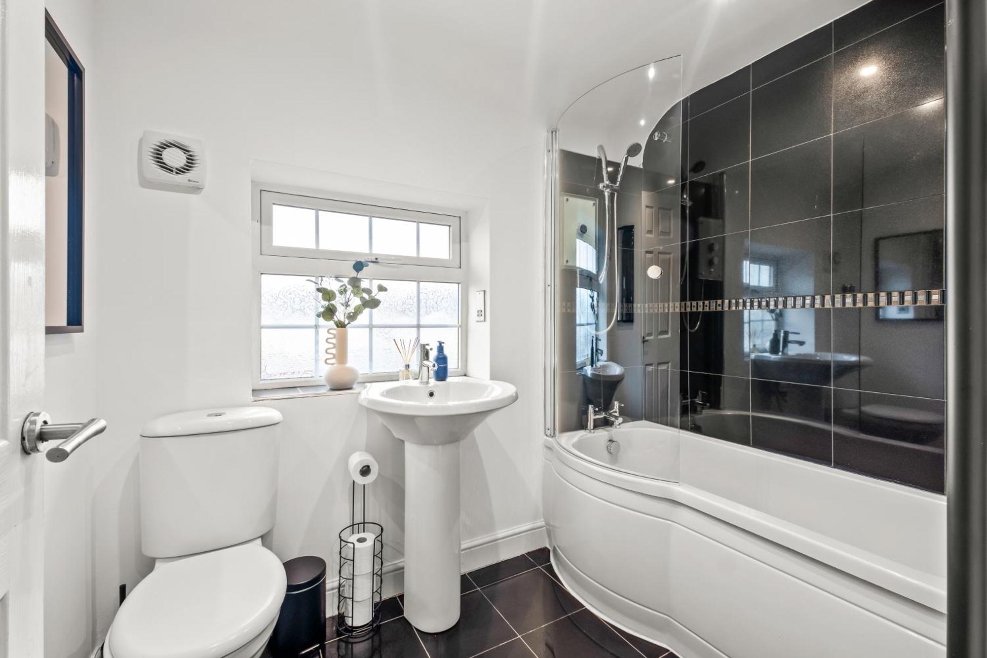 Inspira - Stunning Large Modern House - 3-car Driveway - Ps4 & Table Football - Huge Kitchen Apartment Leicester